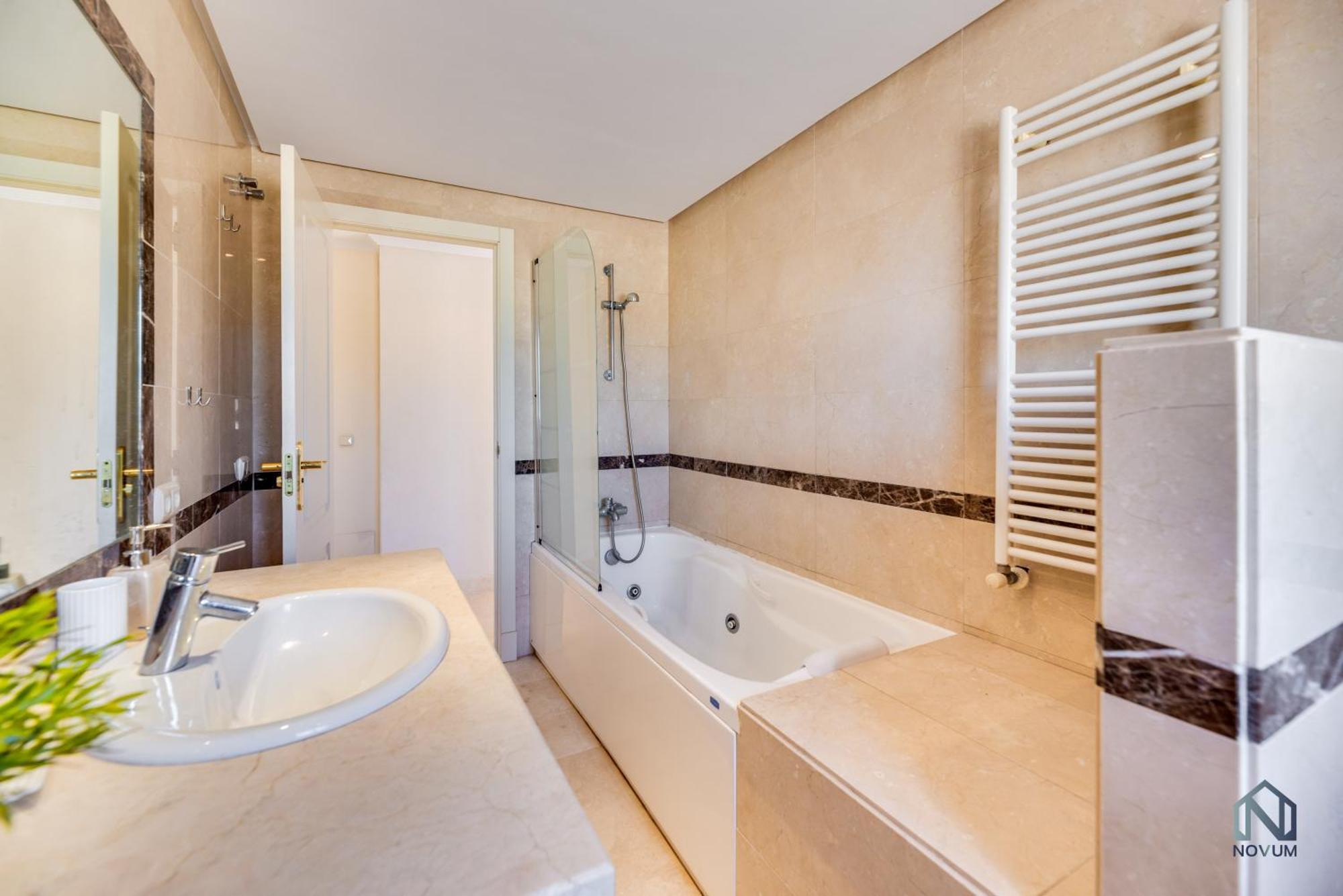 Modern And Spacious 2 Bdrm Penthouse With 3 Pools
