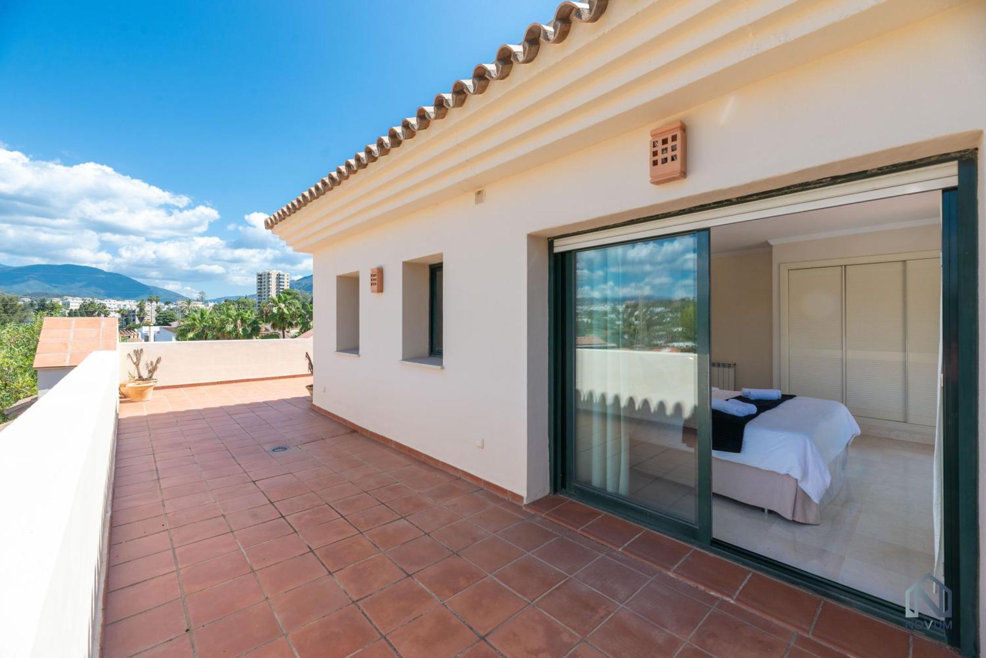 Modern And Spacious 2 Bdrm Penthouse With 3 Pools Apartment