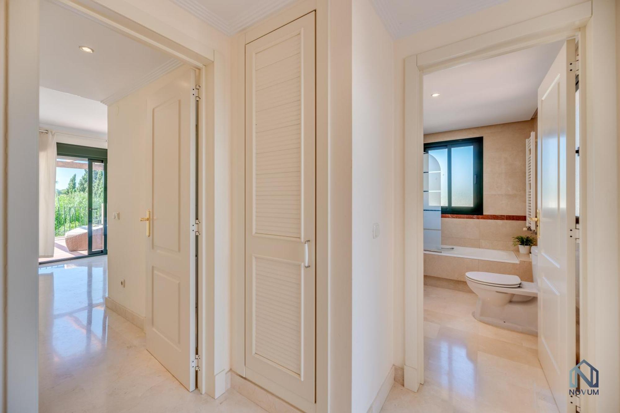 Modern And Spacious 2 Bdrm Penthouse With 3 Pools Apartment *