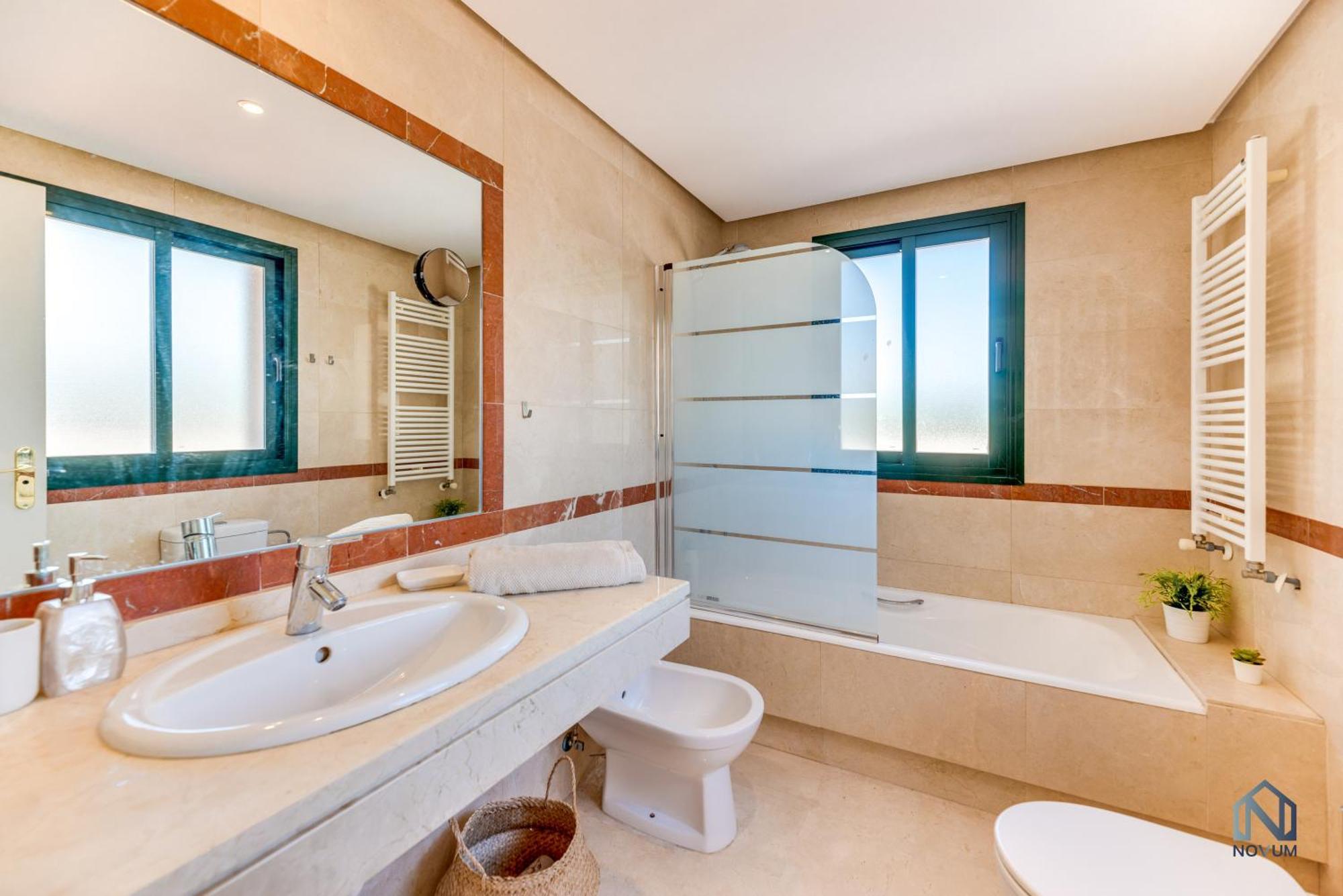 Modern And Spacious 2 Bdrm Penthouse With 3 Pools Apartment *