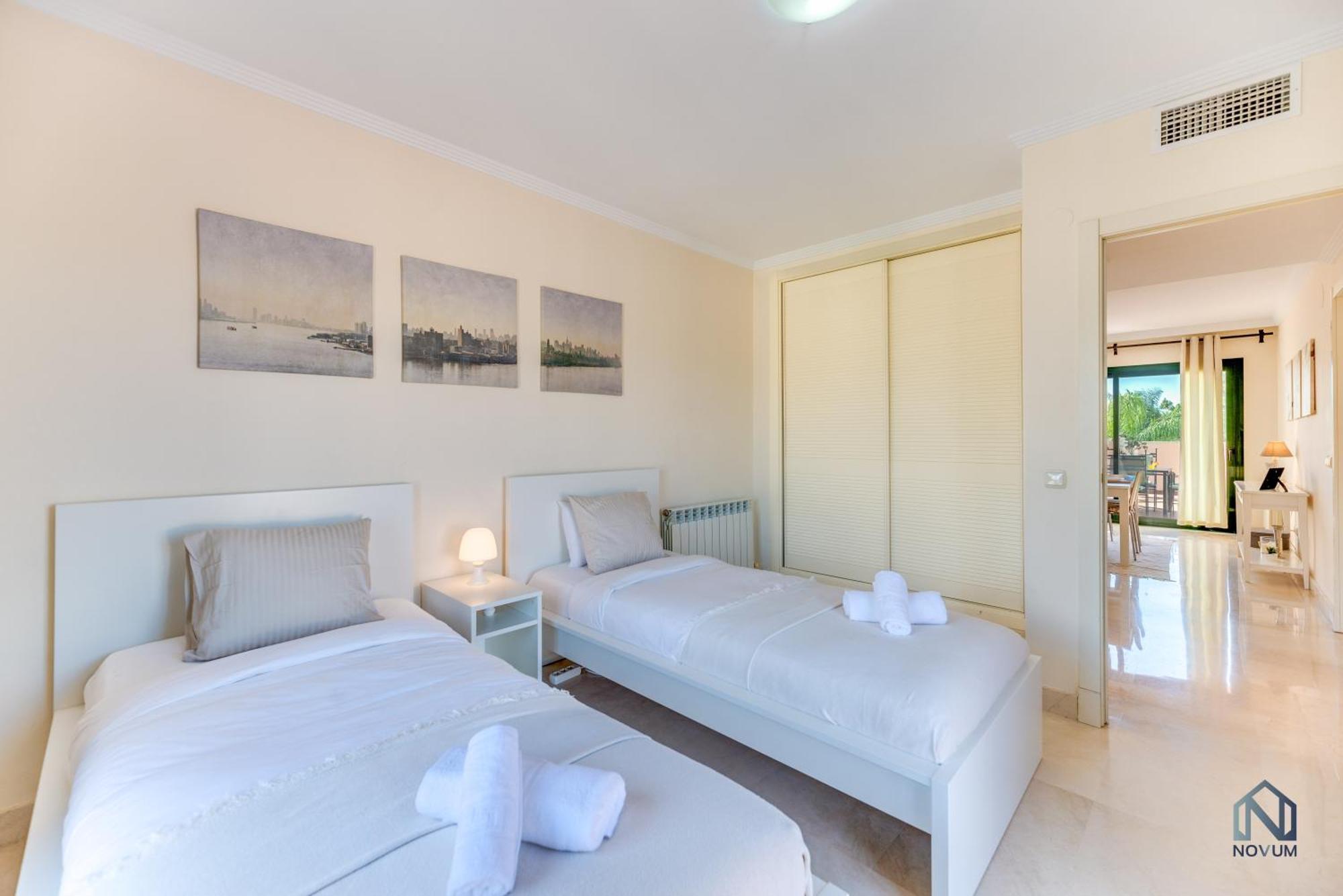Modern And Spacious 2 Bdrm Penthouse With 3 Pools Apartment *