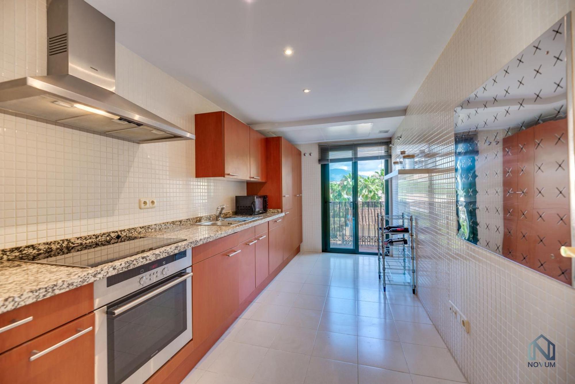 Modern And Spacious 2 Bdrm Penthouse With 3 Pools Apartment