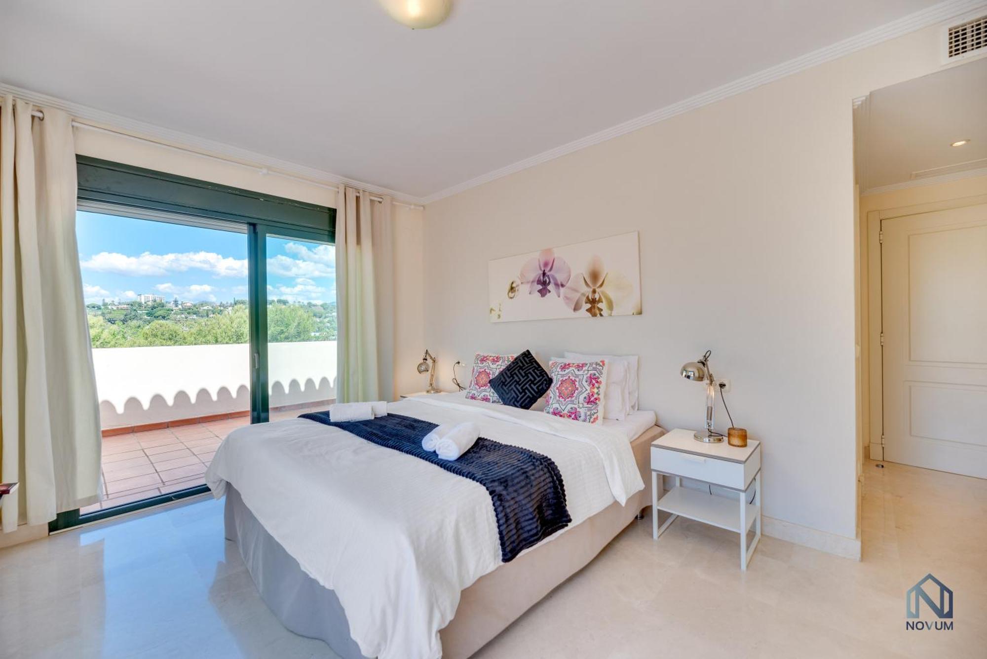 Modern And Spacious 2 Bdrm Penthouse With 3 Pools Apartment *