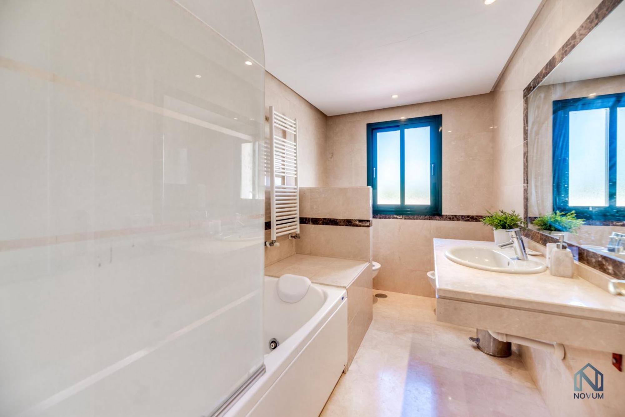 Modern And Spacious 2 Bdrm Penthouse With 3 Pools *