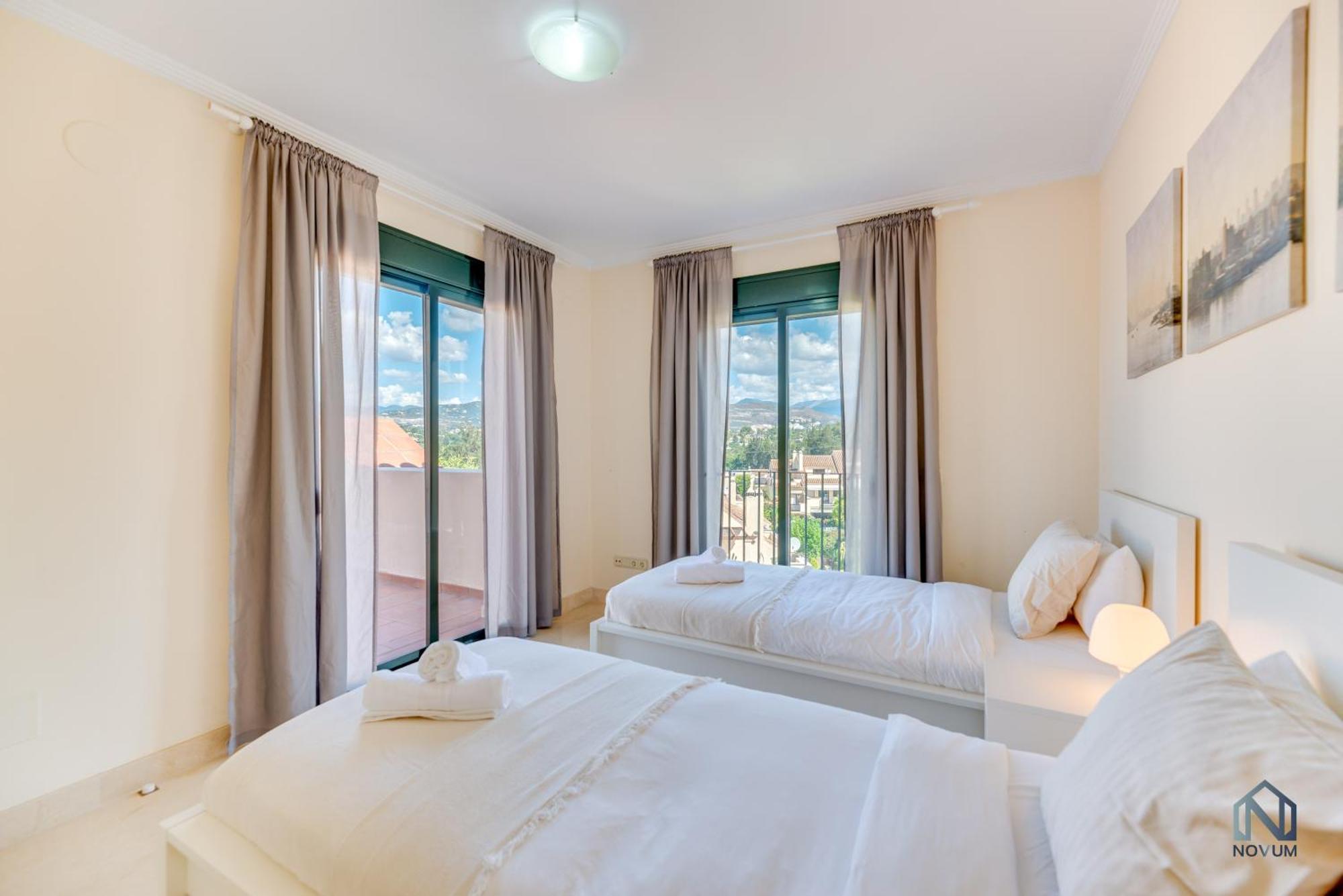 Modern And Spacious 2 Bdrm Penthouse With 3 Pools
