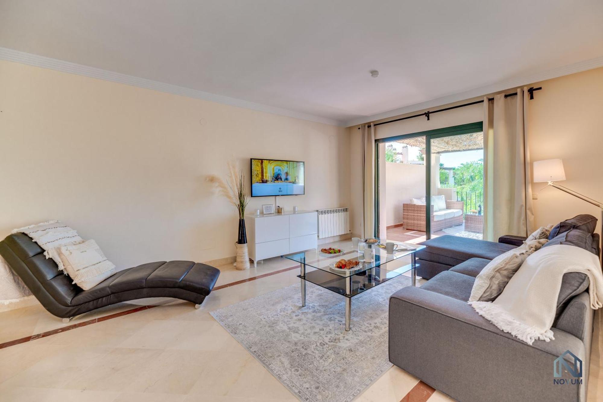 Modern And Spacious 2 Bdrm Penthouse With 3 Pools Apartment